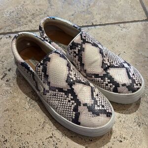 Steve Madden Safary Snakeskin Print Slip On Fabric Rubber Sole Sneakers Size 9.5